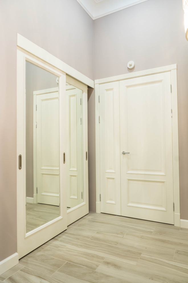 Идея дизайна: большая входная дверь в классическом стиле с фиолетовыми стенами, светлым паркетным полом, двустворчатой входной дверью, белой входной дверью и бежевым полом