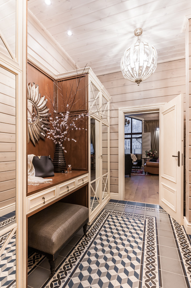 Стильный дизайн: узкая прихожая среднего размера в стиле кантри с бежевыми стенами, полом из керамической плитки, одностворчатой входной дверью, коричневой входной дверью, синим полом, деревянным потолком и деревянными стенами - последний тренд
