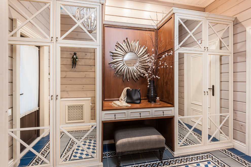 Esempio di un ingresso con anticamera country di medie dimensioni con pareti beige, pavimento con piastrelle in ceramica, una porta singola, una porta marrone, pavimento blu, soffitto in legno e pareti in legno