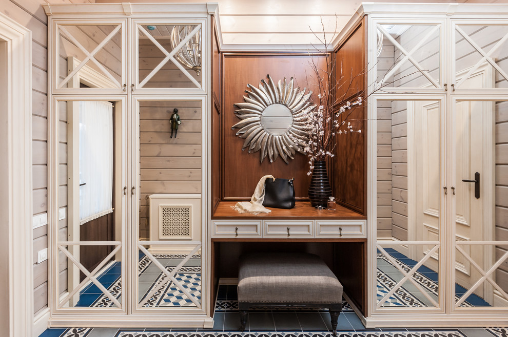 Идея дизайна: входная дверь среднего размера в стиле кантри с синим полом, бежевыми стенами, полом из керамической плитки, одностворчатой входной дверью, коричневой входной дверью, деревянным потолком и деревянными стенами