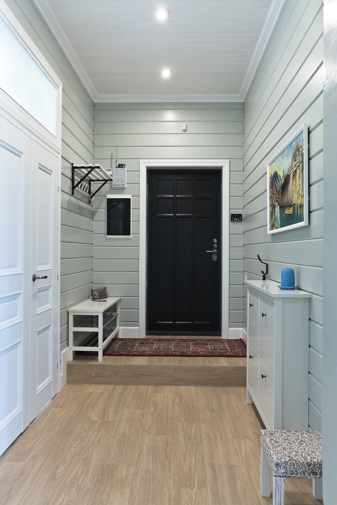 Источник вдохновения для домашнего уюта: входная дверь в скандинавском стиле с серыми стенами, одностворчатой входной дверью и черной входной дверью