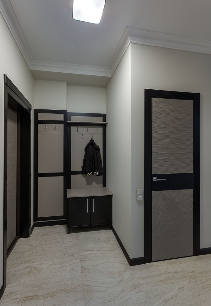 Exempel på en mellanstor klassisk ingång och ytterdörr, med grå väggar, klinkergolv i porslin, en enkeldörr, en grå dörr och beiget golv