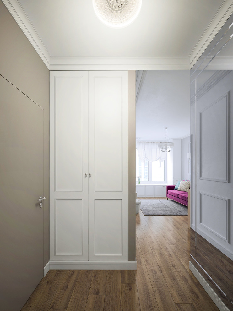 На фото: маленькая входная дверь в стиле неоклассика (современная классика) с бежевыми стенами, паркетным полом среднего тона, одностворчатой входной дверью, белой входной дверью и коричневым полом для на участке и в саду с