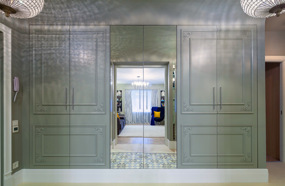 Idee per un corridoio contemporaneo di medie dimensioni con pareti verdi, pavimento con piastrelle in ceramica, una porta singola, una porta verde e pavimento bianco