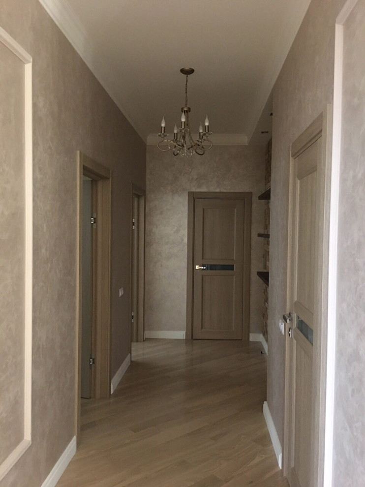 Modelo de hall contemporáneo de tamaño medio con paredes beige, suelo de madera en tonos medios, puerta simple, puerta de madera en tonos medios y suelo marrón