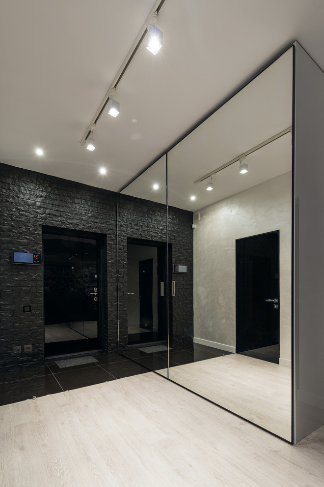 Modelo de entrada contemporánea con puerta simple y puerta negra
