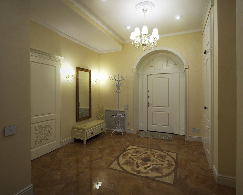 Entryway - mid-sized traditional entryway idea in Moscow