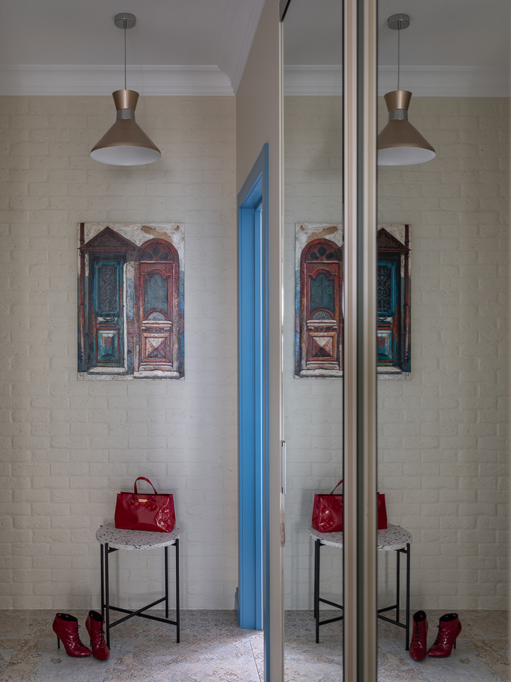 Foto di un piccolo corridoio classico con pareti bianche e pavimento in gres porcellanato