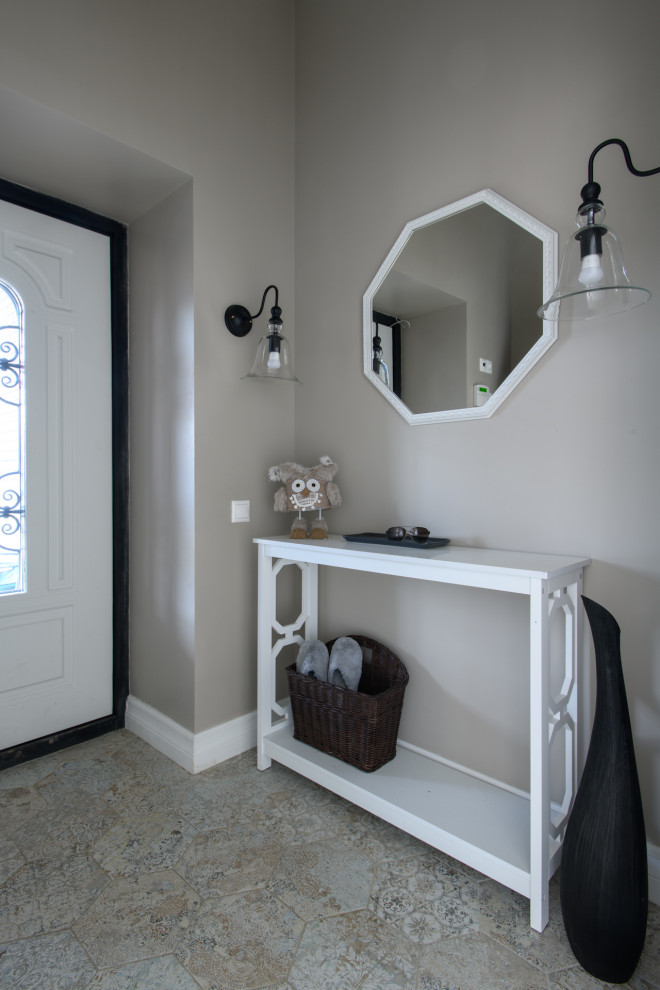 На фото: маленькая входная дверь в стиле неоклассика (современная классика) с серыми стенами, полом из керамической плитки, одностворчатой входной дверью, белой входной дверью и бежевым полом для на участке и в саду