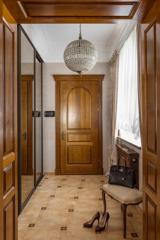 Foto de puerta principal clásica grande con paredes grises, suelo de baldosas de cerámica, puerta de madera en tonos medios y puerta simple
