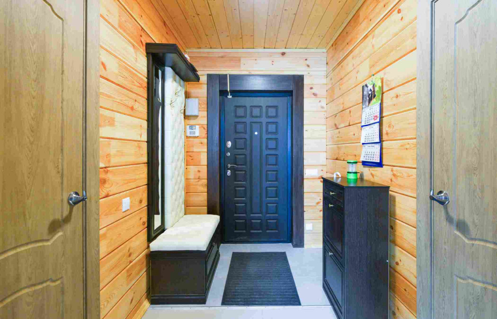 На фото: маленькая входная дверь в классическом стиле с бежевыми стенами, полом из керамической плитки, одностворчатой входной дверью, входной дверью из темного дерева и серым полом для на участке и в саду с