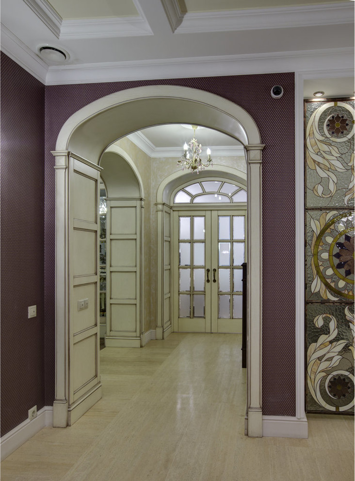 Klassisk inredning av en mellanstor farstu, med lila väggar, marmorgolv, en enkeldörr, metalldörr och beiget golv