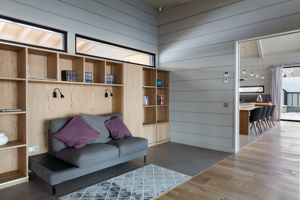 Источник вдохновения для домашнего уюта: вестибюль среднего размера с бежевыми стенами, полом из керамогранита, двустворчатой входной дверью, входной дверью из светлого дерева и коричневым полом