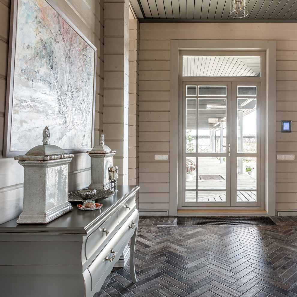 他の地域にある高級な中くらいなトランジショナルスタイルのおしゃれな玄関ドア (グレーの壁、セラミックタイルの床、茶色い床、ガラスドア) の写真