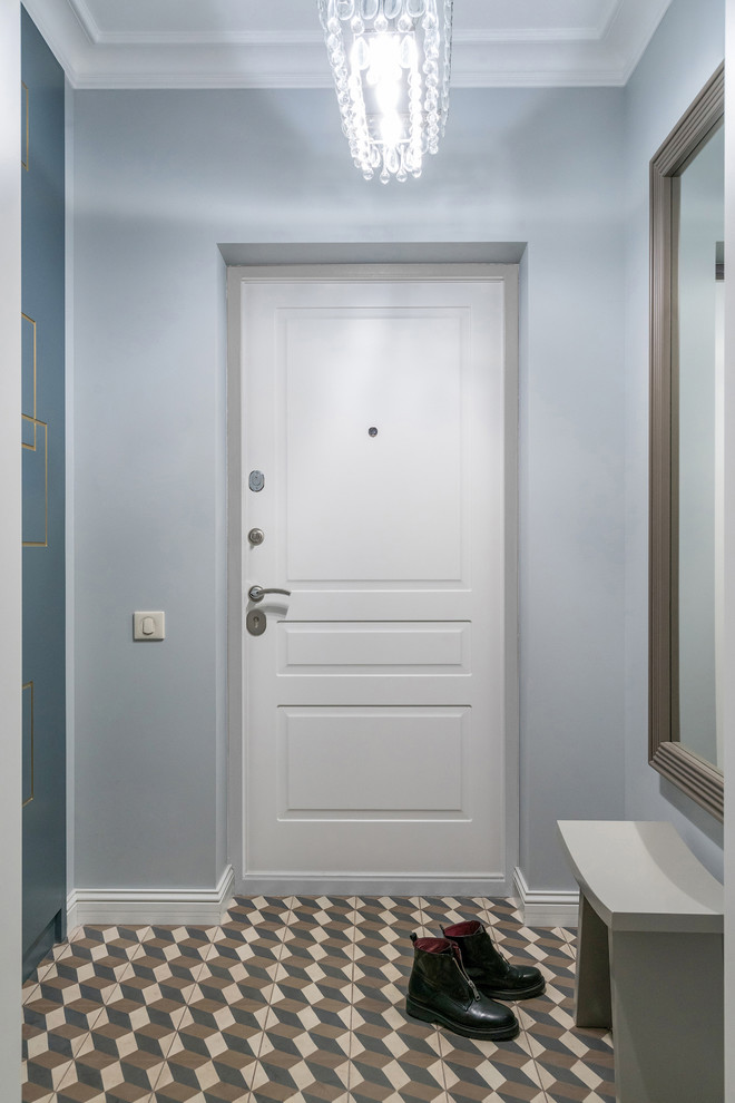 Пример оригинального дизайна: входная дверь в современном стиле с серыми стенами, одностворчатой входной дверью и белой входной дверью