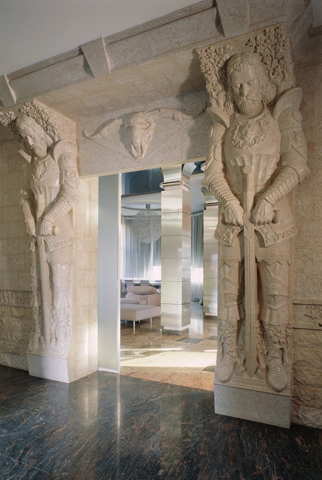 Immagine di un ingresso con vestibolo contemporaneo con pareti beige e pavimento in marmo