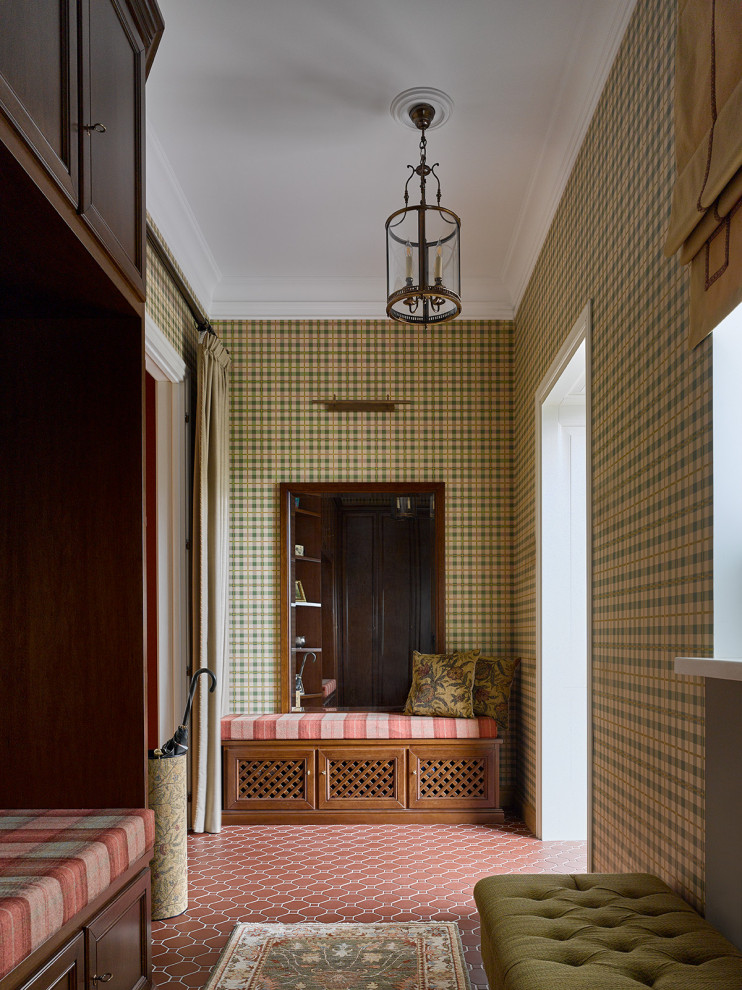 На фото: большой тамбур в классическом стиле с зелеными стенами, полом из керамогранита и коричневым полом с
