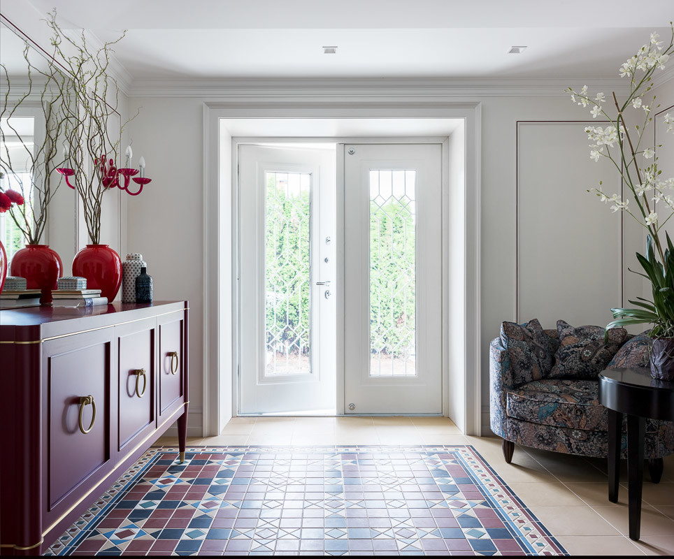 Стильный дизайн: входная дверь в стиле неоклассика (современная классика) с белыми стенами, двустворчатой входной дверью, стеклянной входной дверью и разноцветным полом - последний тренд