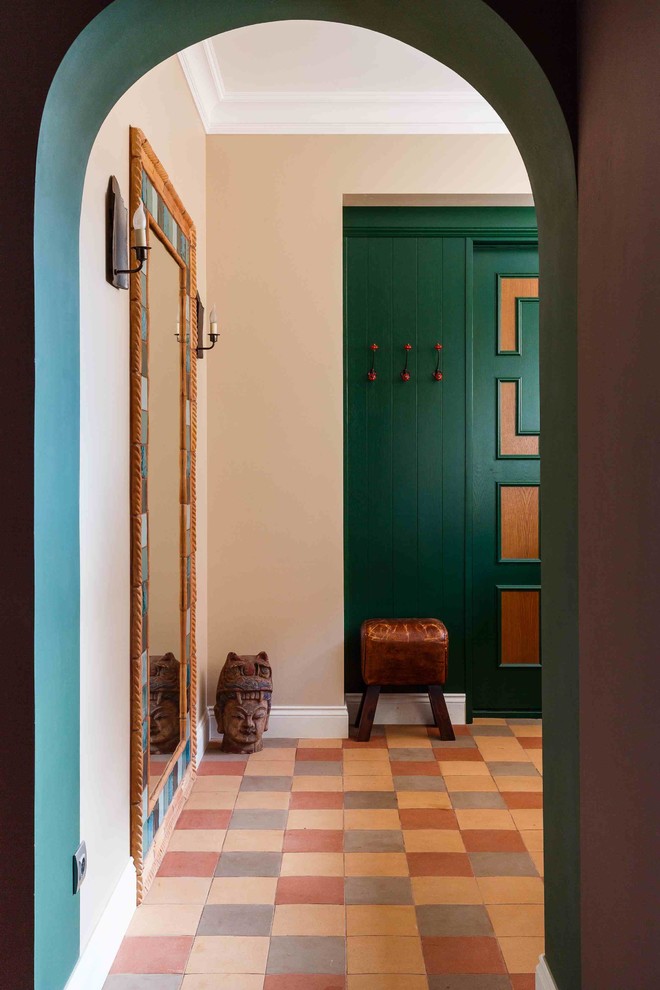 Ispirazione per un ingresso con vestibolo bohémian di medie dimensioni con pareti beige e pavimento con piastrelle in ceramica