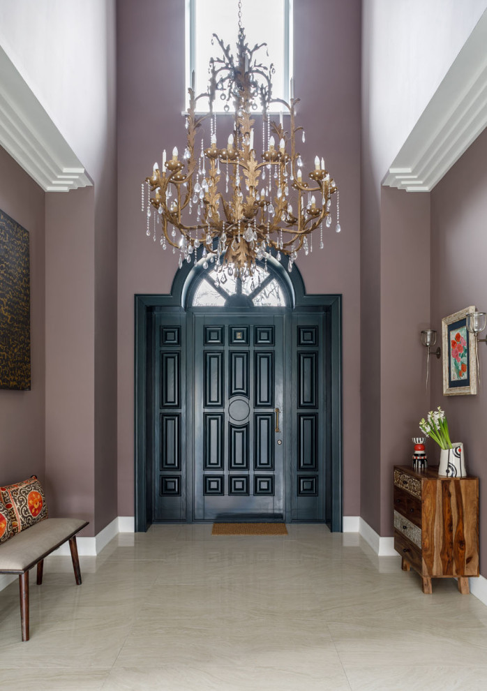 Exemple d'une porte d'entrée tendance de taille moyenne avec un sol en carrelage de porcelaine, une porte hollandaise, une porte verte, un sol beige et un plafond en bois.