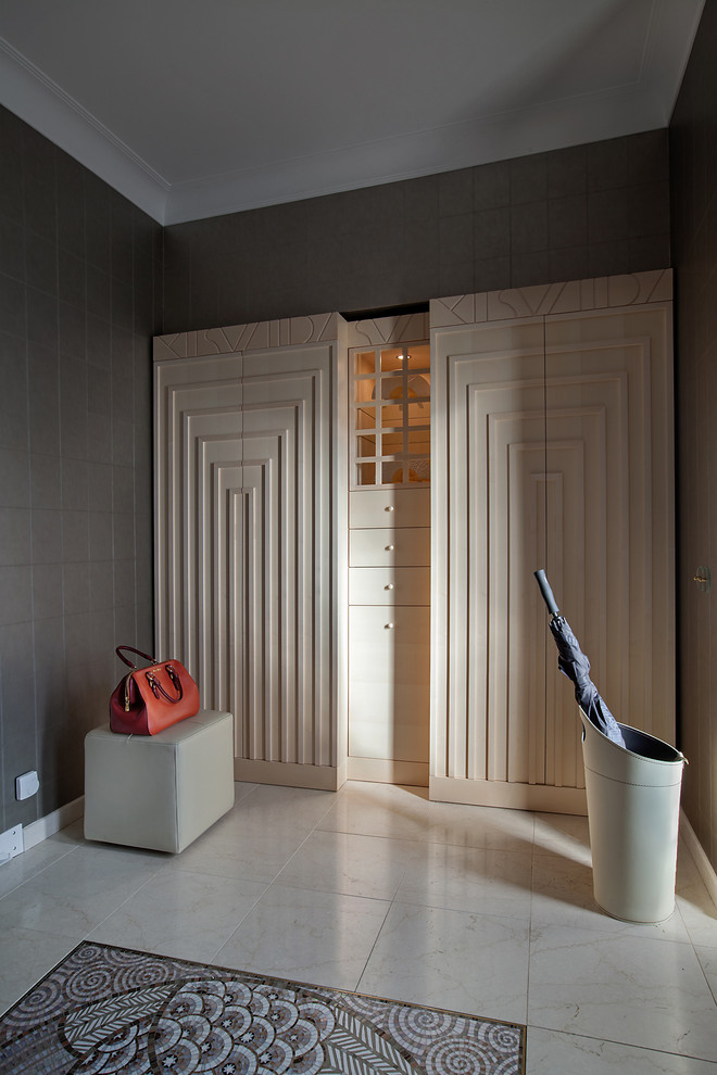 Cette photo montre une entrée tendance de taille moyenne avec un vestiaire, un mur marron et un sol en marbre.