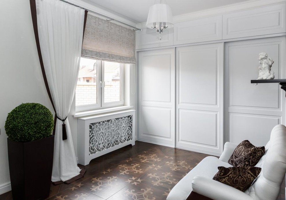 Стильный дизайн: фойе среднего размера в классическом стиле с белыми стенами, полом из керамической плитки, одностворчатой входной дверью, металлической входной дверью и коричневым полом - последний тренд