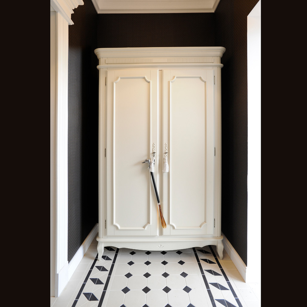 Inspiration för små klassiska ingångspartier, med svarta väggar, klinkergolv i keramik, en enkeldörr, en vit dörr och vitt golv