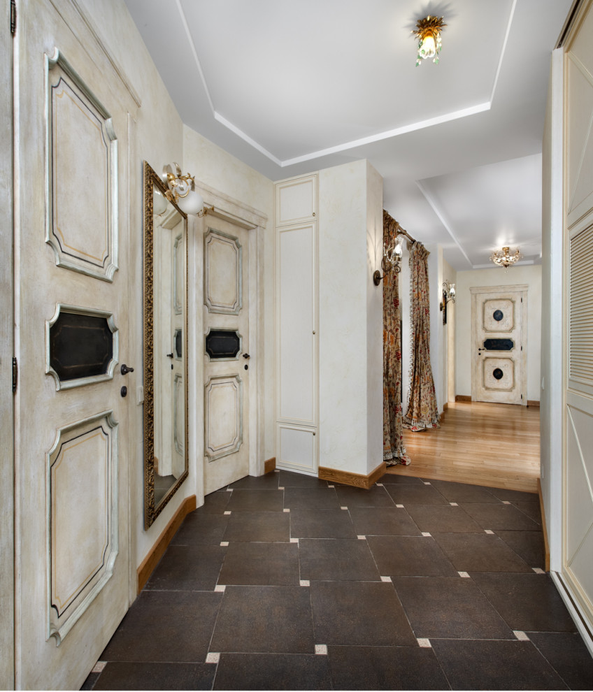 Idee per un grande ingresso con vestibolo con pareti bianche, una porta singola, una porta bianca, pavimento marrone e soffitto ribassato