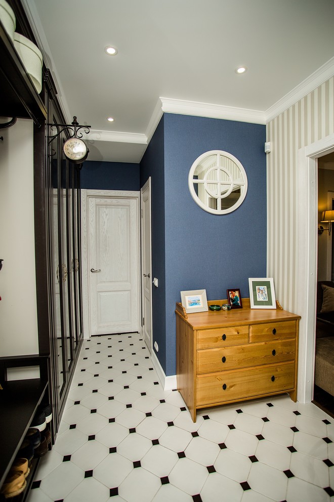 Idéer för att renovera en vintage entré, med blå väggar, klinkergolv i keramik, en enkeldörr och en vit dörr