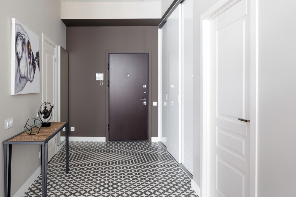 Ispirazione per una porta d'ingresso minimal di medie dimensioni con pareti marroni, pavimento in gres porcellanato, una porta singola, una porta in legno scuro e pavimento marrone