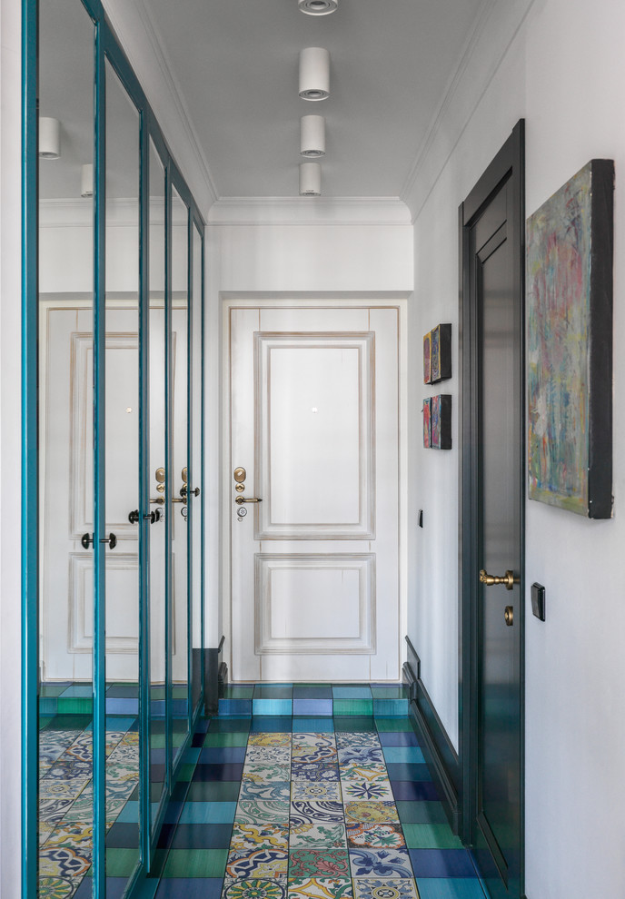Cette photo montre une porte d'entrée éclectique avec un mur blanc, une porte simple, une porte blanche, un sol multicolore et un sol en carrelage de céramique.