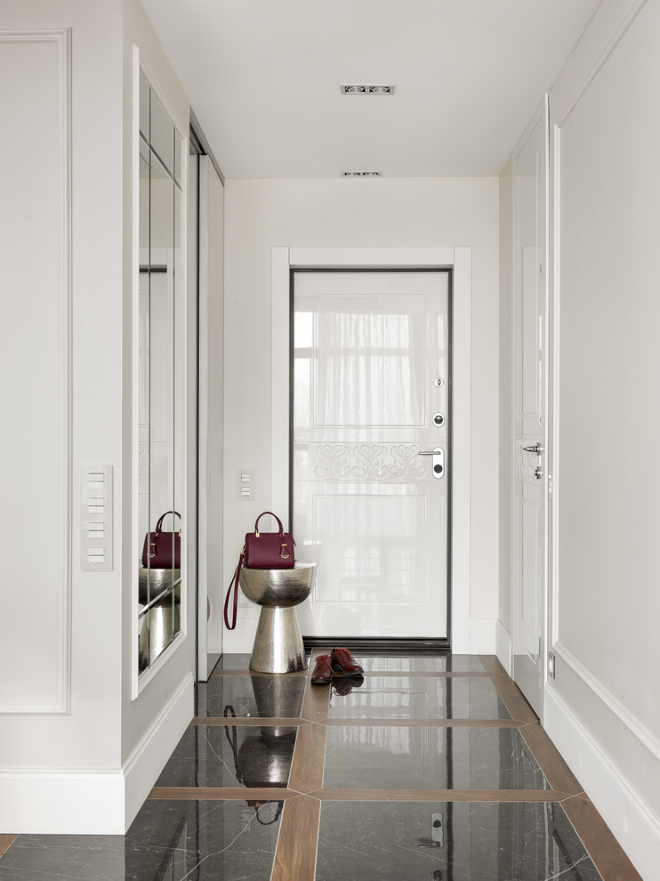 Стильный дизайн: входная дверь в стиле неоклассика (современная классика) с белыми стенами, одностворчатой входной дверью, белой входной дверью и разноцветным полом - последний тренд