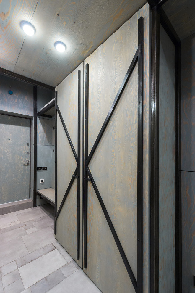 Idee per una piccola porta d'ingresso industriale con pavimento con piastrelle in ceramica, una porta singola, pavimento grigio, pareti grigie e una porta grigia