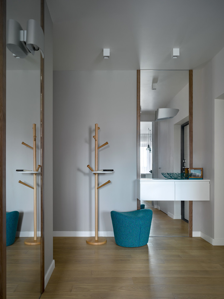 Источник вдохновения для домашнего уюта: прихожая в современном стиле с серыми стенами и светлым паркетным полом