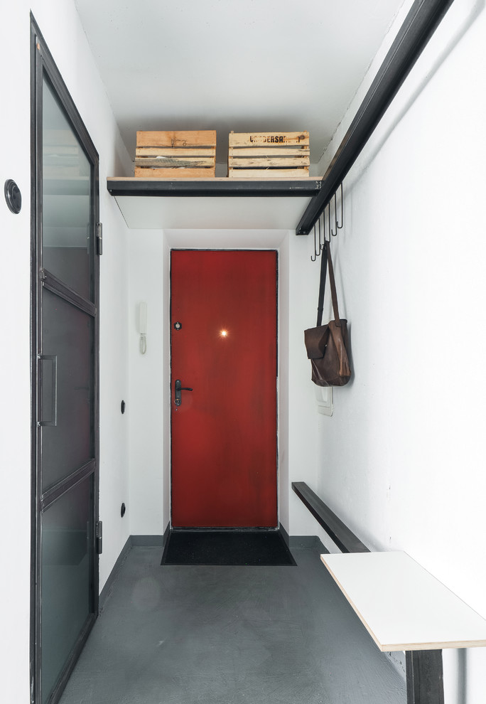 Modelo de puerta principal urbana con puerta simple, puerta roja, paredes blancas y suelo gris
