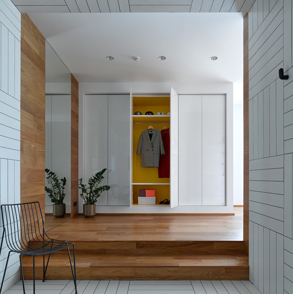 Idee per un ingresso o corridoio scandinavo di medie dimensioni con pareti bianche, pavimento con piastrelle in ceramica e pavimento bianco