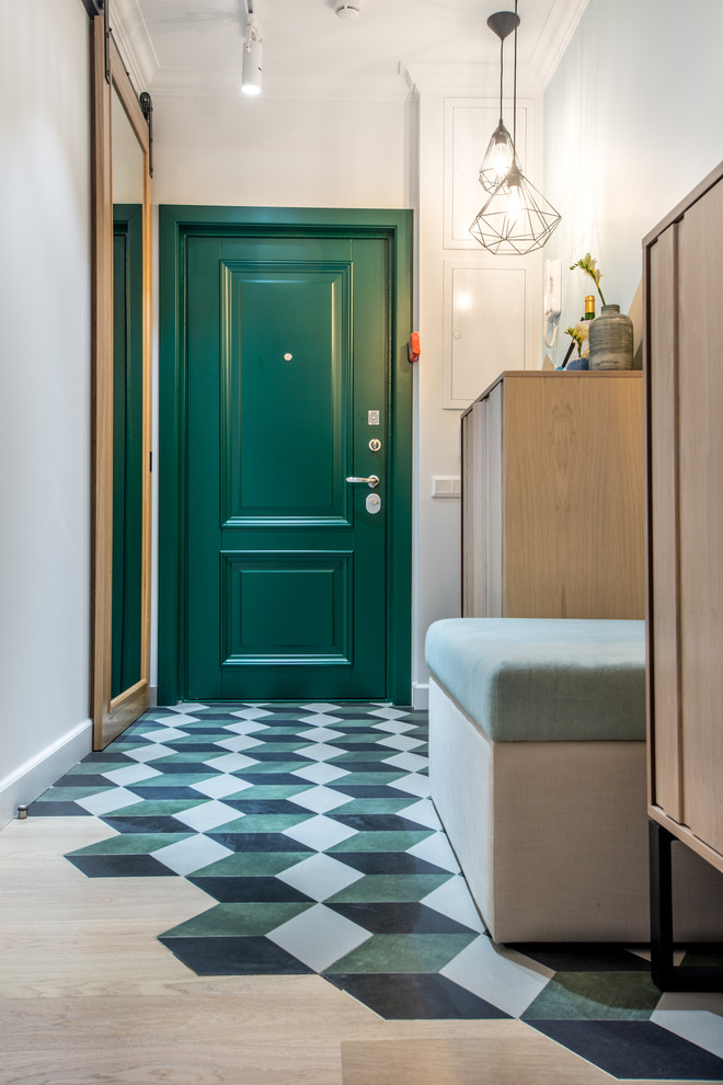 Immagine di un corridoio chic con pareti bianche, una porta singola, una porta verde, pavimento in gres porcellanato e pavimento multicolore