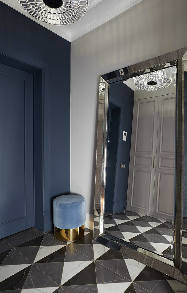 Esempio di un corridoio design con pareti blu, una porta singola, una porta blu e pavimento multicolore