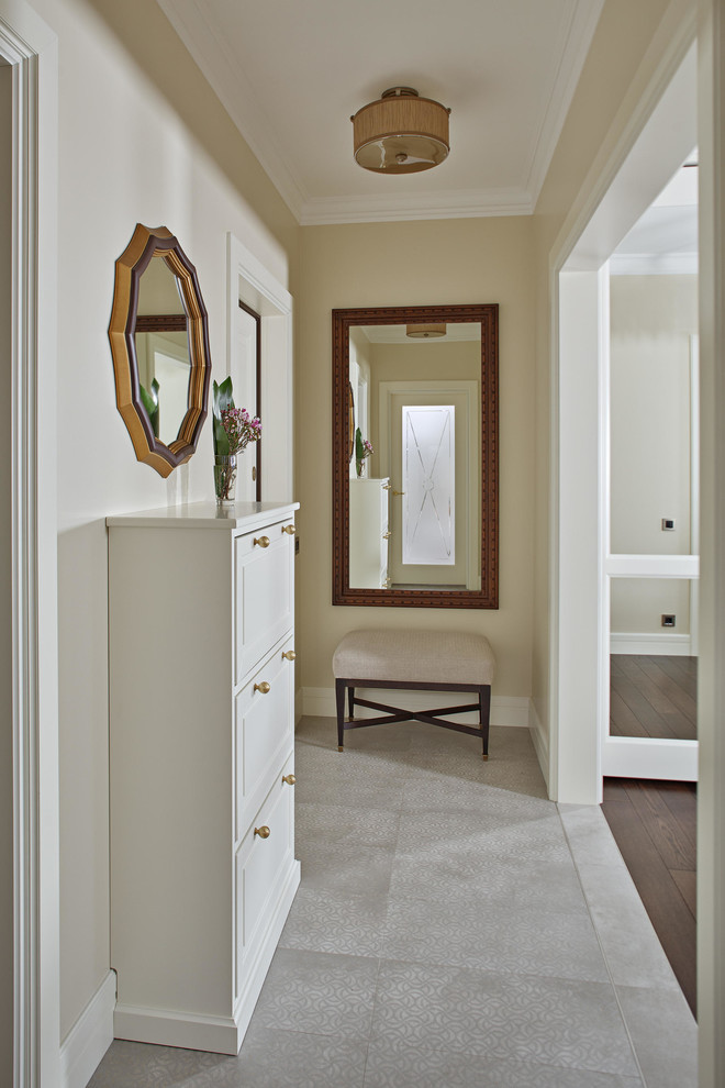 Modelo de puerta principal contemporánea con paredes beige, suelo de baldosas de cerámica, puerta blanca y puerta simple