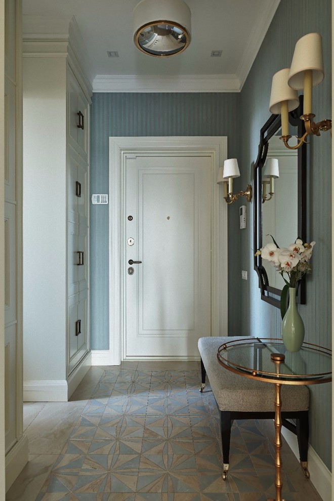 Источник вдохновения для домашнего уюта: маленькая входная дверь в стиле неоклассика (современная классика) с синими стенами, полом из керамической плитки, одностворчатой входной дверью и белой входной дверью для на участке и в саду