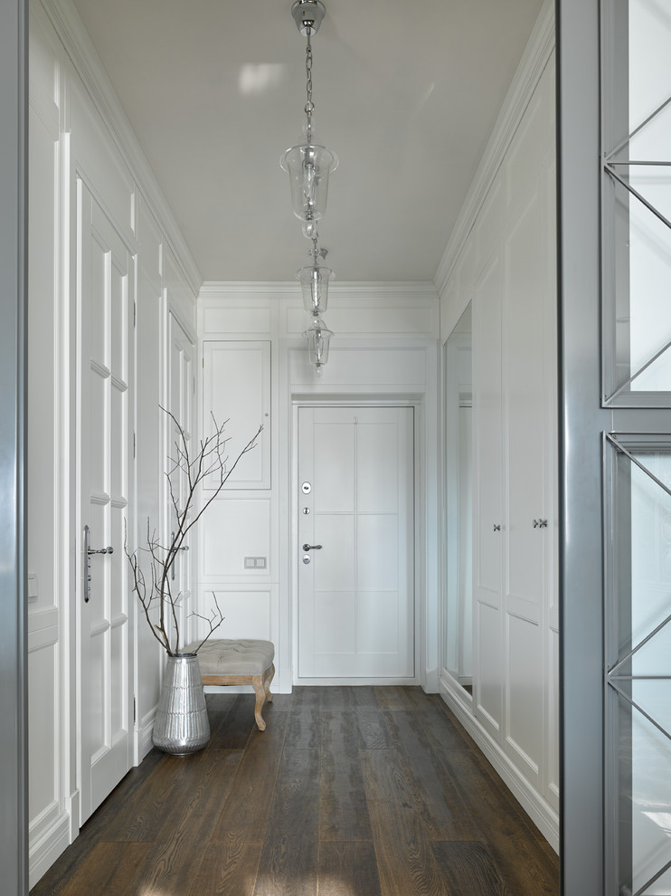 Exemple d'une porte d'entrée chic avec un mur blanc, parquet foncé, une porte simple et une porte blanche.