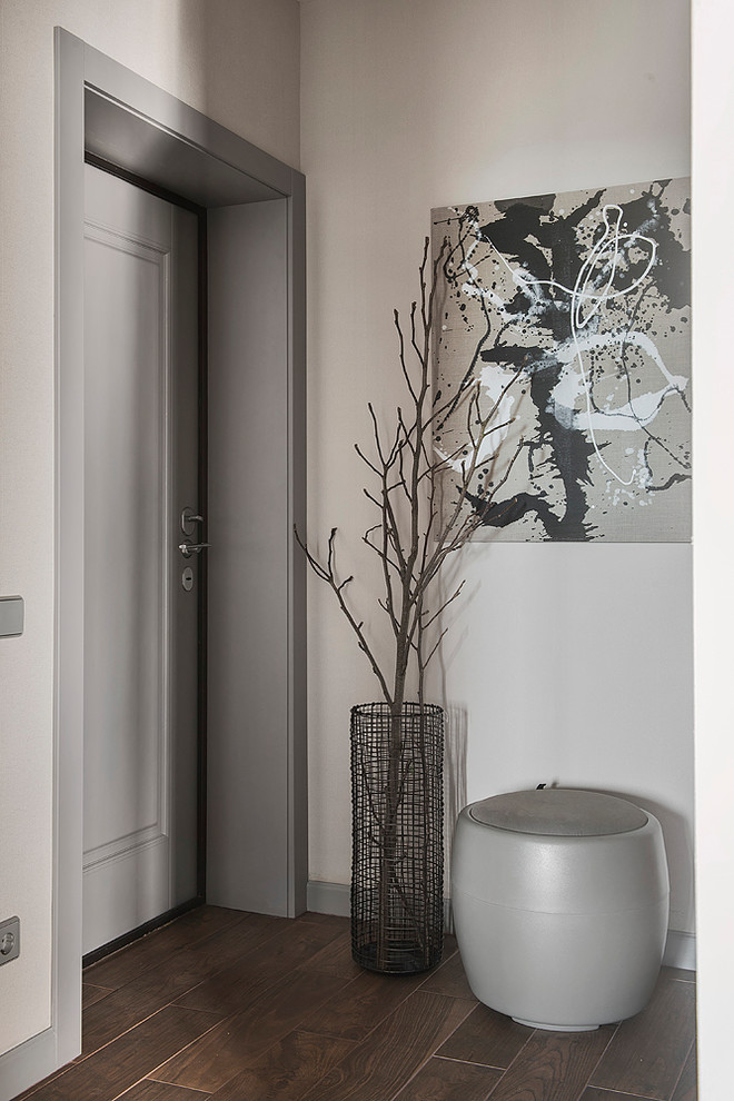 Exempel på en modern ingång och ytterdörr, med klinkergolv i porslin, beige väggar, en enkeldörr, en grå dörr och brunt golv