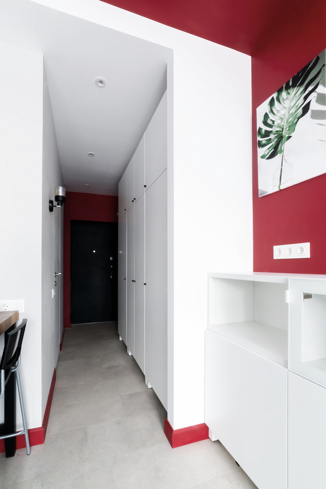 Modelo de hall contemporáneo pequeño con paredes grises, suelo vinílico, puerta simple, puerta negra y suelo beige