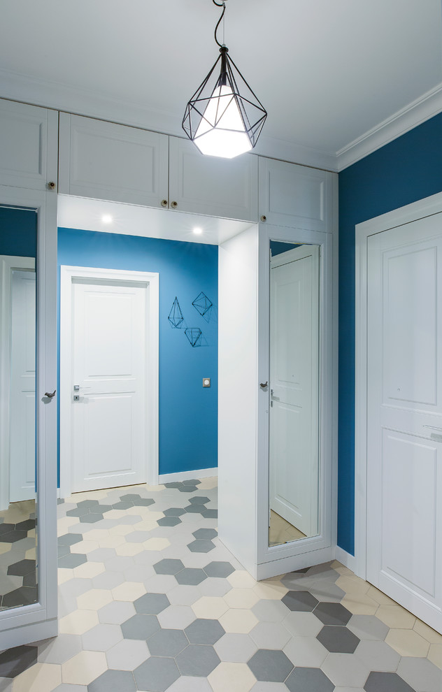 На фото: входная дверь в современном стиле с синими стенами, одностворчатой входной дверью и белой входной дверью