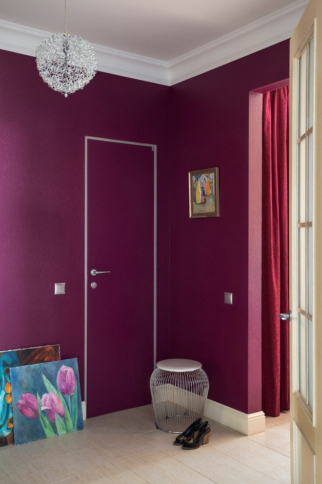 Exemple d'un petit hall d'entrée tendance avec un mur violet, un sol en carrelage de céramique, une porte en bois clair et du papier peint.