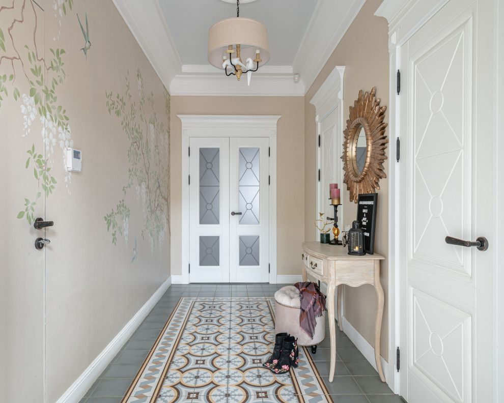 Imagen de puerta principal tradicional de tamaño medio con paredes beige, suelo de baldosas de cerámica, puerta simple, puerta blanca y suelo multicolor