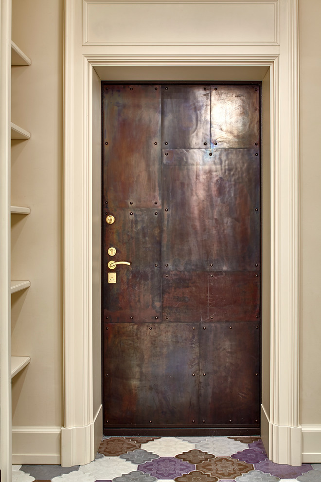 На фото: входная дверь в стиле неоклассика (современная классика) с бежевыми стенами, одностворчатой входной дверью, металлической входной дверью и разноцветным полом с