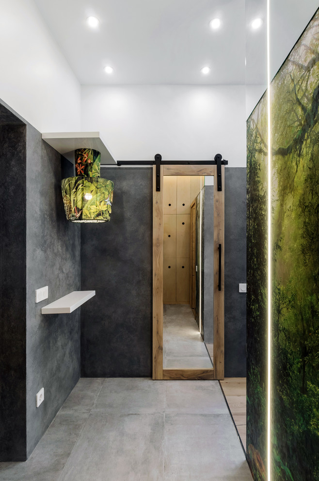 Ispirazione per un piccolo corridoio industriale con pavimento in gres porcellanato, pavimento grigio e pareti multicolore