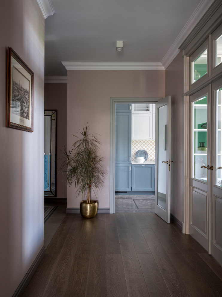Aménagement d'un vestibule classique de taille moyenne avec un mur beige, un sol en carrelage de céramique, une porte simple, une porte en bois brun et un sol multicolore.