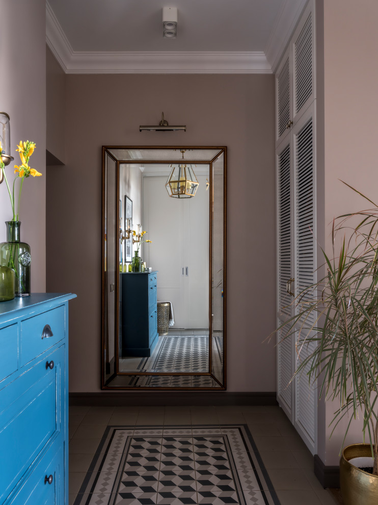 Foto de vestíbulo clásico renovado de tamaño medio con paredes beige, suelo de baldosas de cerámica, puerta simple, puerta de madera en tonos medios y suelo multicolor
